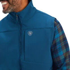 Ariat Ariat Men's Majolica Blue Logo 2.0 Softshell Vest C4 -Ariat ariat ariat mens majolica blue logo 20 softshell v 1
